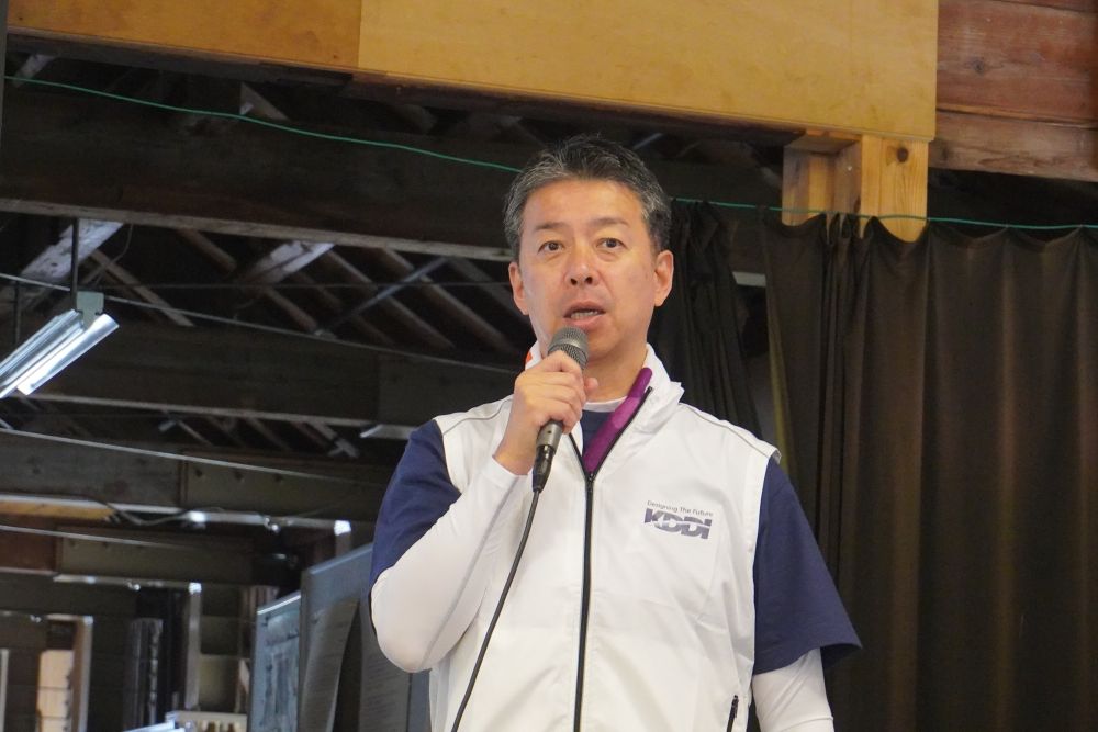 あいさつする酒井総支社長