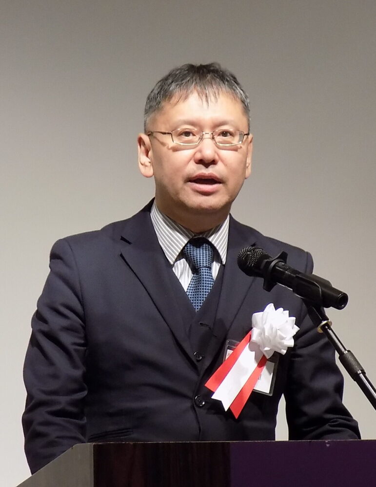 あいさつする尾上理事長