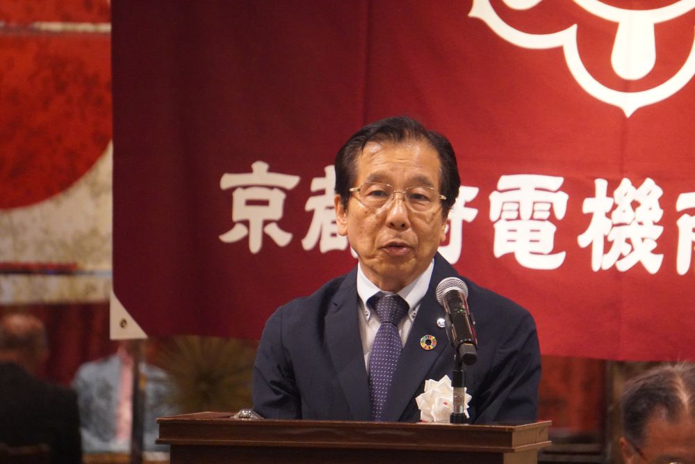 あいさつする河村理事長