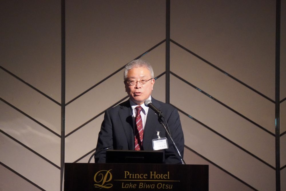 あいさつする上田副社長