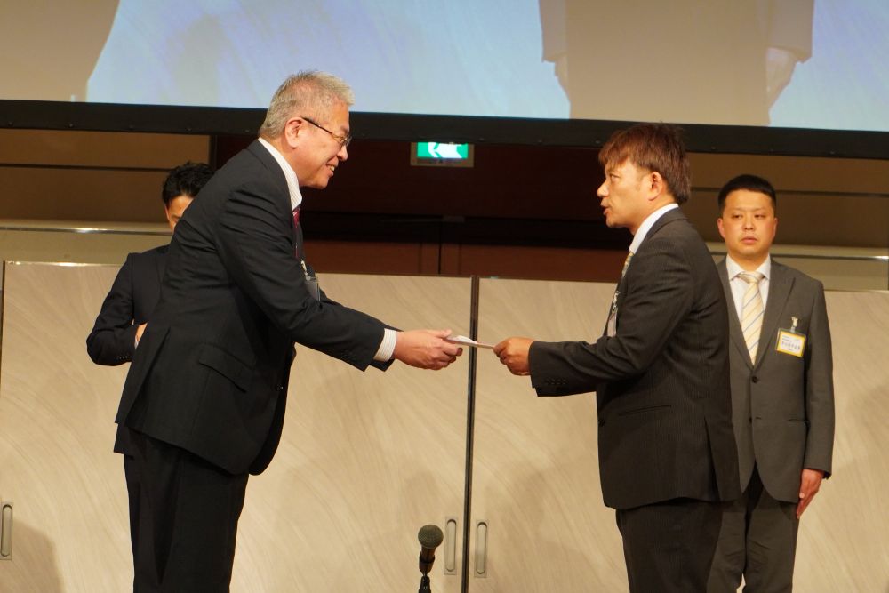 上田副社長から目録が手渡された