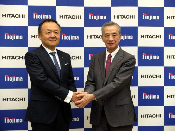 日立の家電事業買収に関し、4月に開いた会見で握手するノジマの野島廣司社長（右）