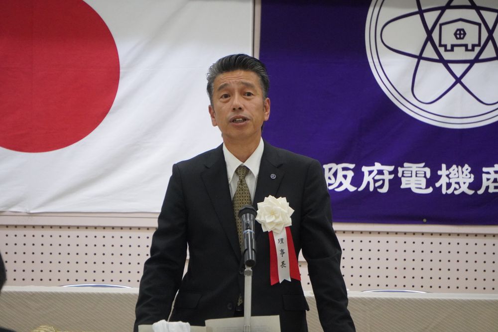 あいさつする敷地理事長