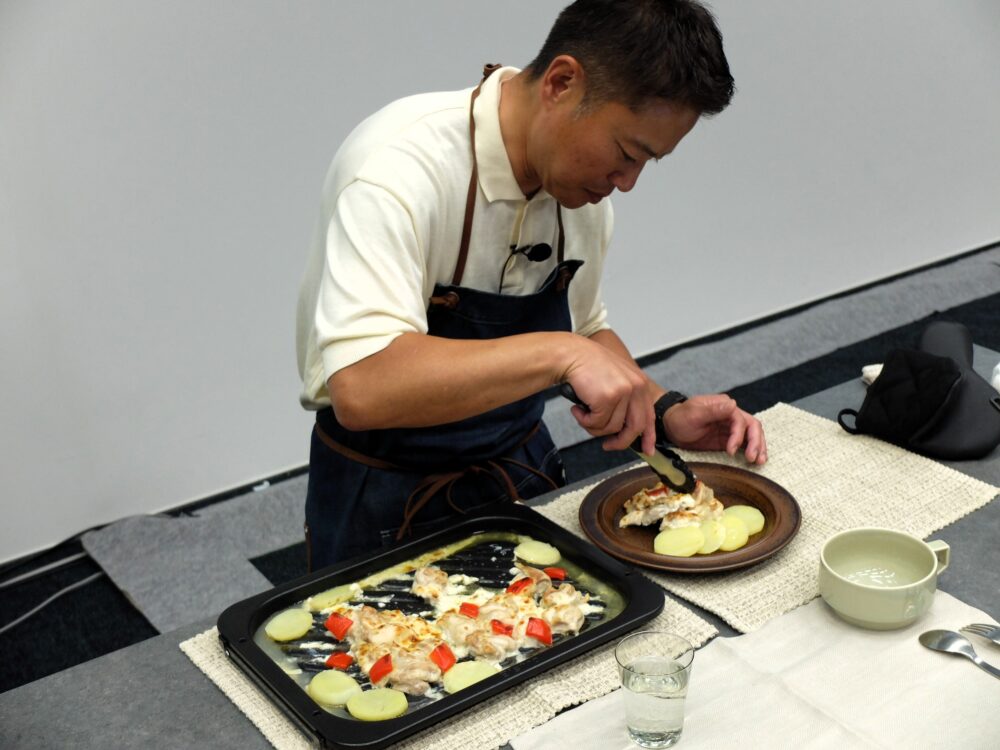 同時調理した「鶏肉のシュクメルリ風グリル＆刻み野菜のスープ」を盛り付ける料理家の栗原心平さん