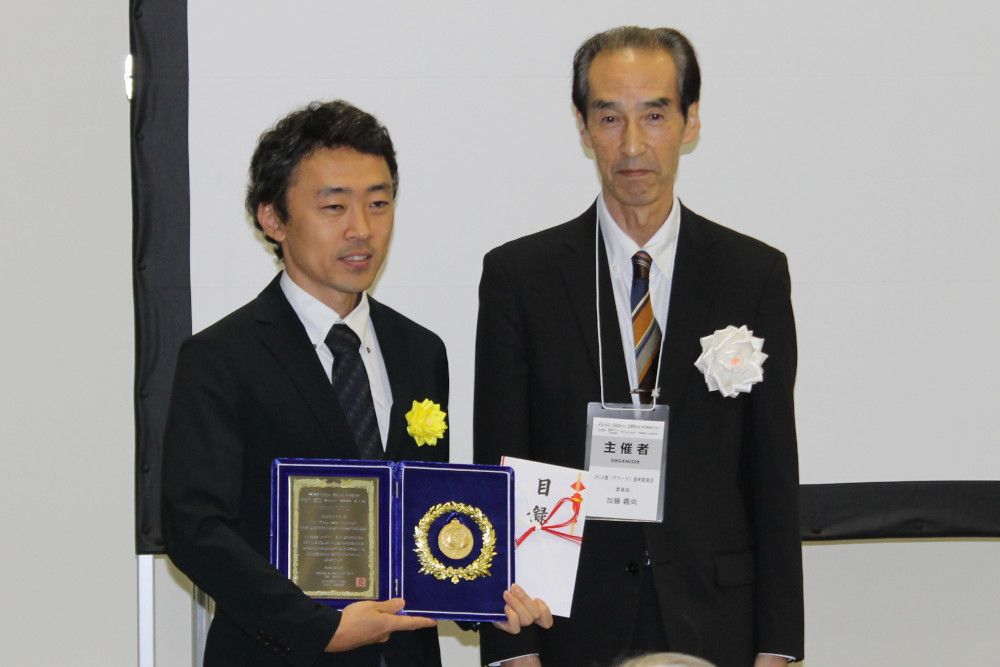 川上氏（左）とJPCA賞の加藤選考委員会委員長