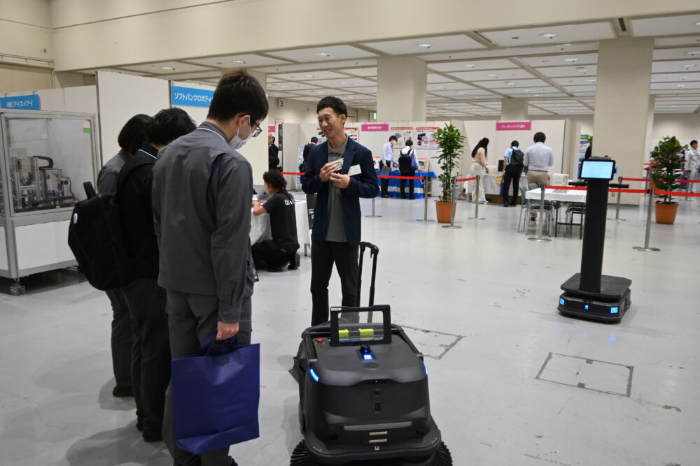 ソフトバンクロボティクスはロボットの実機展示も行う