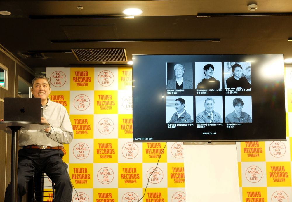新製品の開発に携わったメンバーを紹介する亀井社長