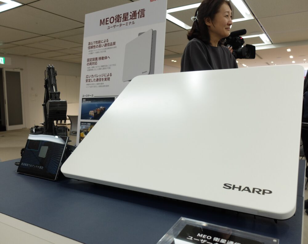 シャープが開発したSESの中軌道衛星通信サービス向け端末