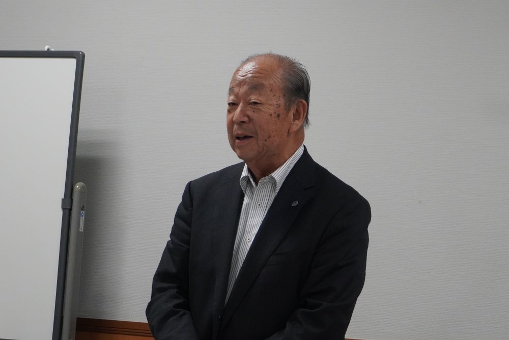あいさつする湯浅会長