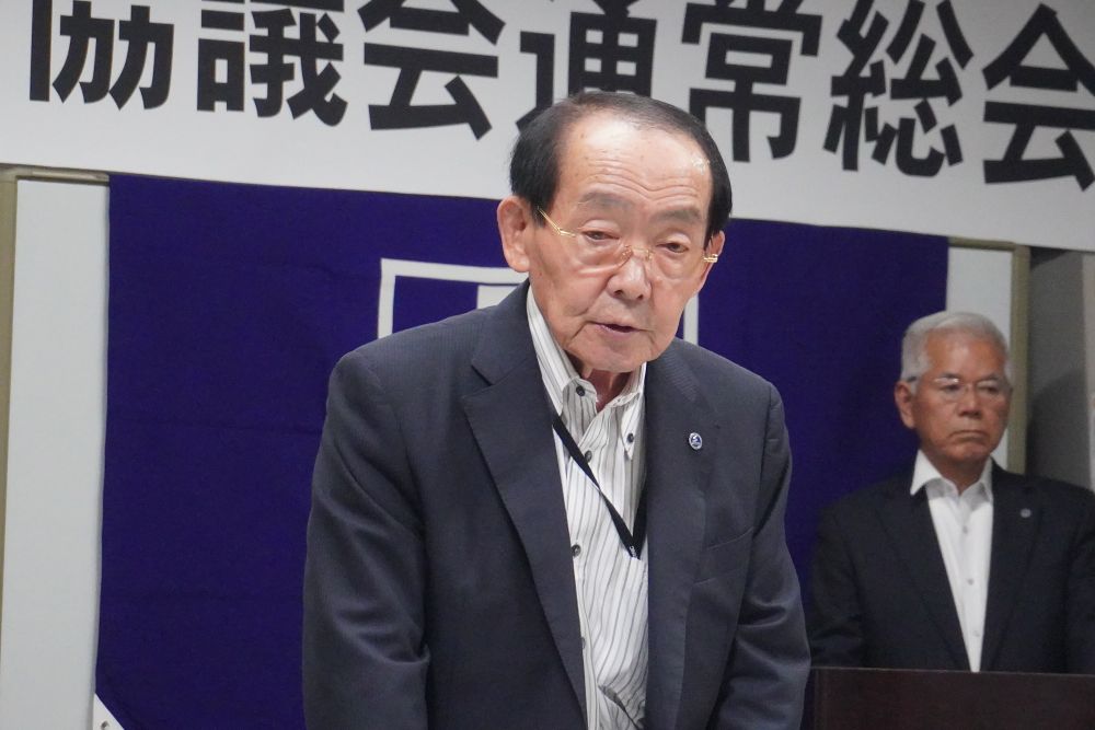 あいさつする尾藤会長