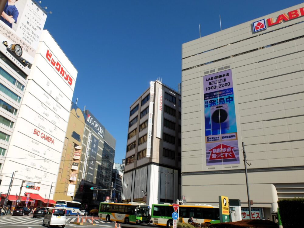 東口駅前にはヤマダデンキLABI池袋本店（右）とビックカメラ池袋本店が店舗を構える