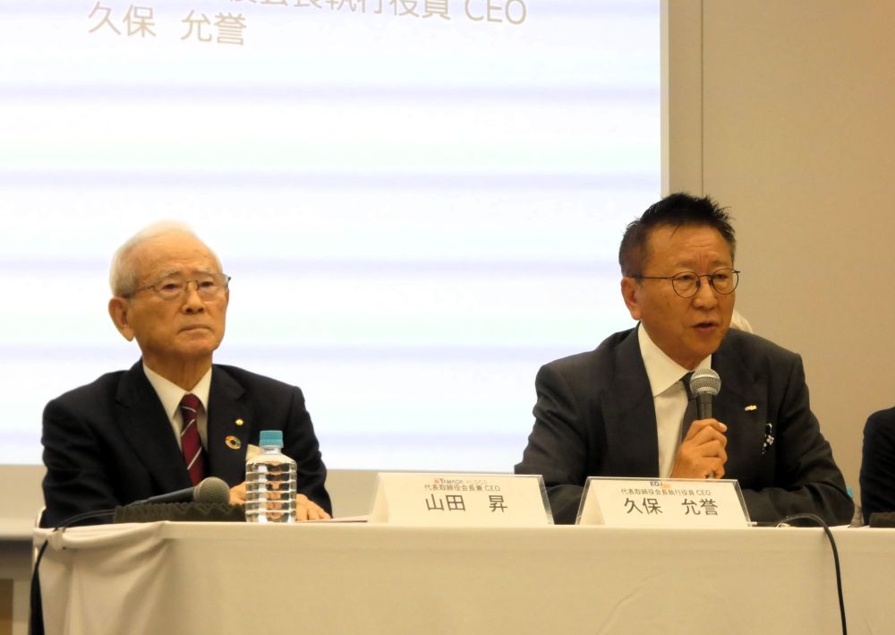質疑応答に臨むヤマダHDの山田会長兼CEO（左）とエディオンの久保会長執行役員CEO