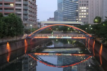 東京・品川の歩道橋で特別ライトアップ開始　パナソニックEWの照明技術採用