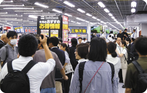 ヨドバシカメラにはオープン初日から多くの客が来店した