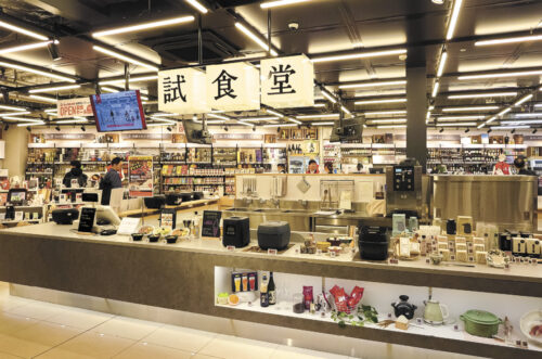 ビックカメラ池袋西口IT tower店は調理家電の食べ比べができる「試食堂」を設置するなど、新たな客層を狙った店づくりを強化している