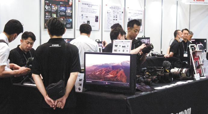 各種カメラやレンズ製品にも人気が集まりそうだ　