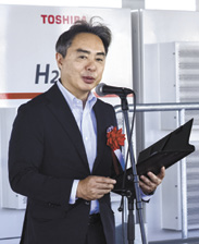 発電設備の稼働に当たり、スピーチする田中貴金属グループの田中社長　