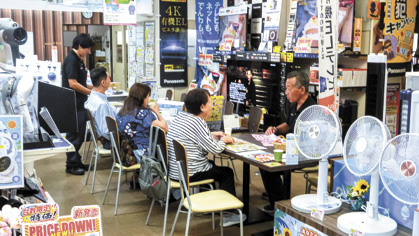 個展には多くの顧客が来店