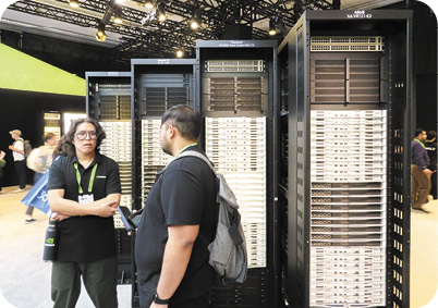 エヌビディアがCOMPUTEX 2026に合わせて開いた「GTC Taipei 2026」で展示された「NVIDIA Vera Rubin NVL72」対応のサーバーラック群。ノエトラはRubin GPU約2万7500基を搭載するAI計算基盤を整備する＝台湾・台北市