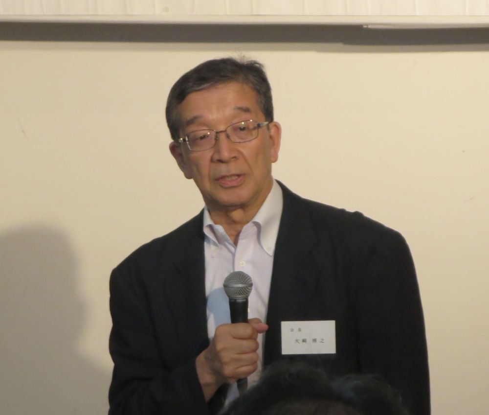 あいさつする大崎会長