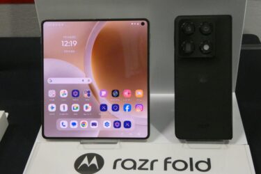 モトローラ初の横開きデザイン、日本で発売