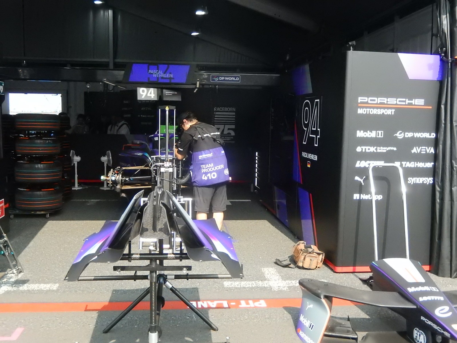 ポルシェ フォーミュラEチームのガレージ