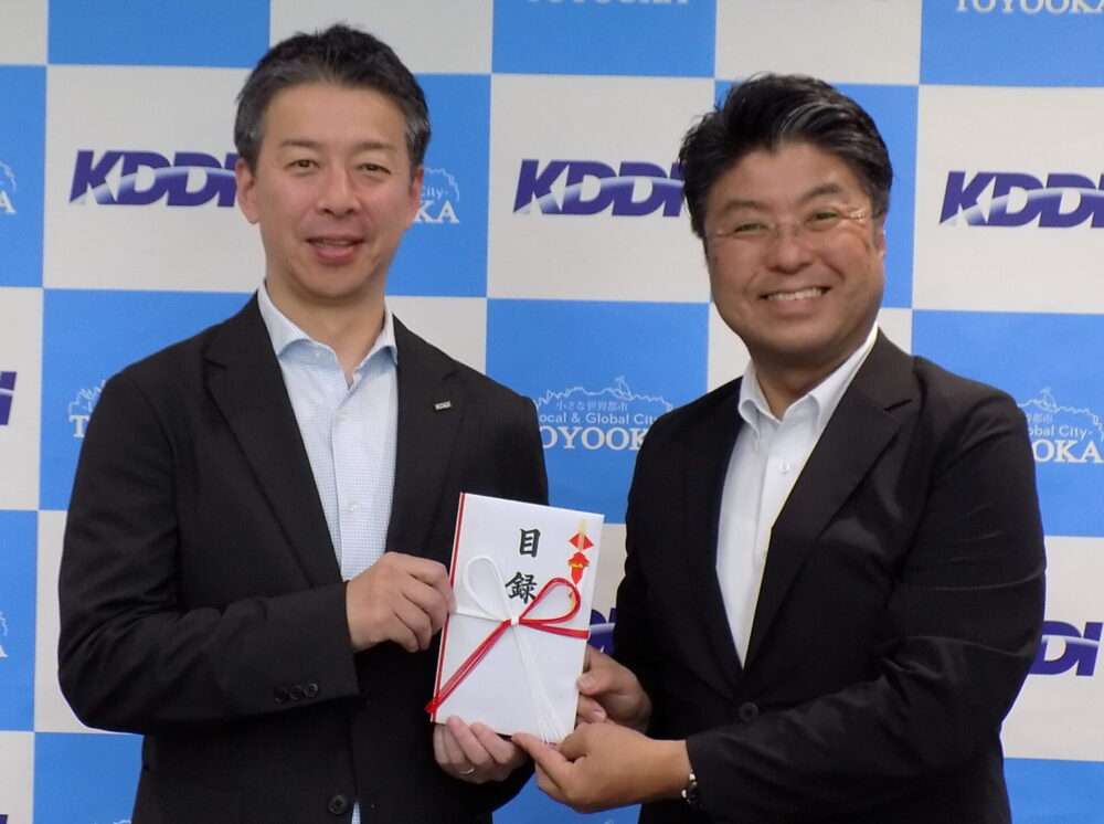 KDDI関西総支社　兵庫・豊岡市のコウノトリ基金に寄付　野生復帰の取り組みを支援