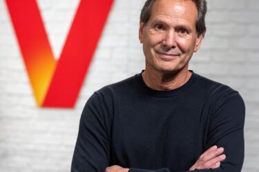 米ベライゾン、グーグルと10億ドル規模のAI向けダークファイバー契約　4〜6月期は減収減益も回復基調