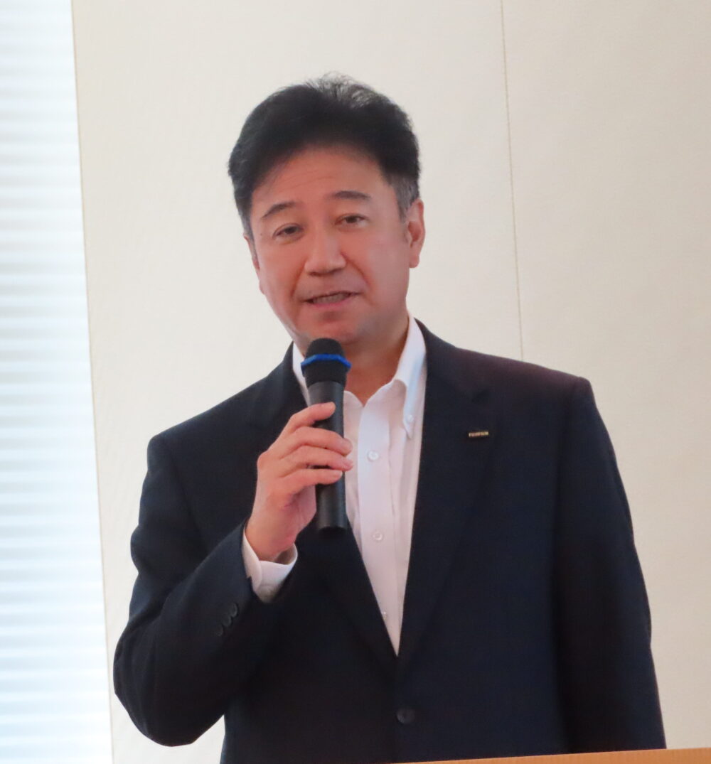 AIを活用した保守支援プラットフォームを説明する田村執行役員
