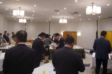 電波新聞社、「電波サロン」懇話会　電機・エレクトロニクス業界の経営層が交流　松下幸之助に学ぶリーダーシップを講演