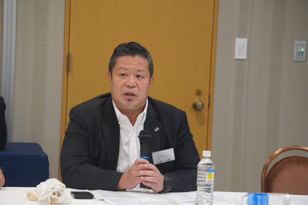 リーダーシップについて真剣に議論する参加者