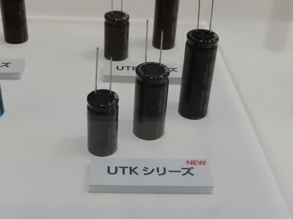 ニチコンは、AIサーバーの800V DC電源出力に適したアルミ電解コンデンサー『UTKシリーズ』を出品した