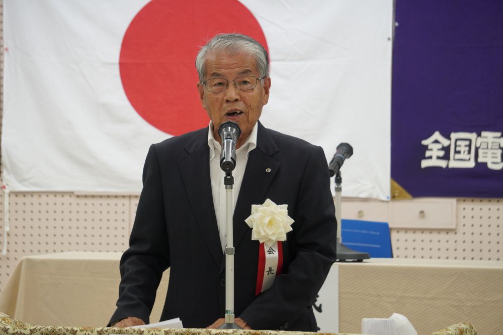 あいさつする巽会長