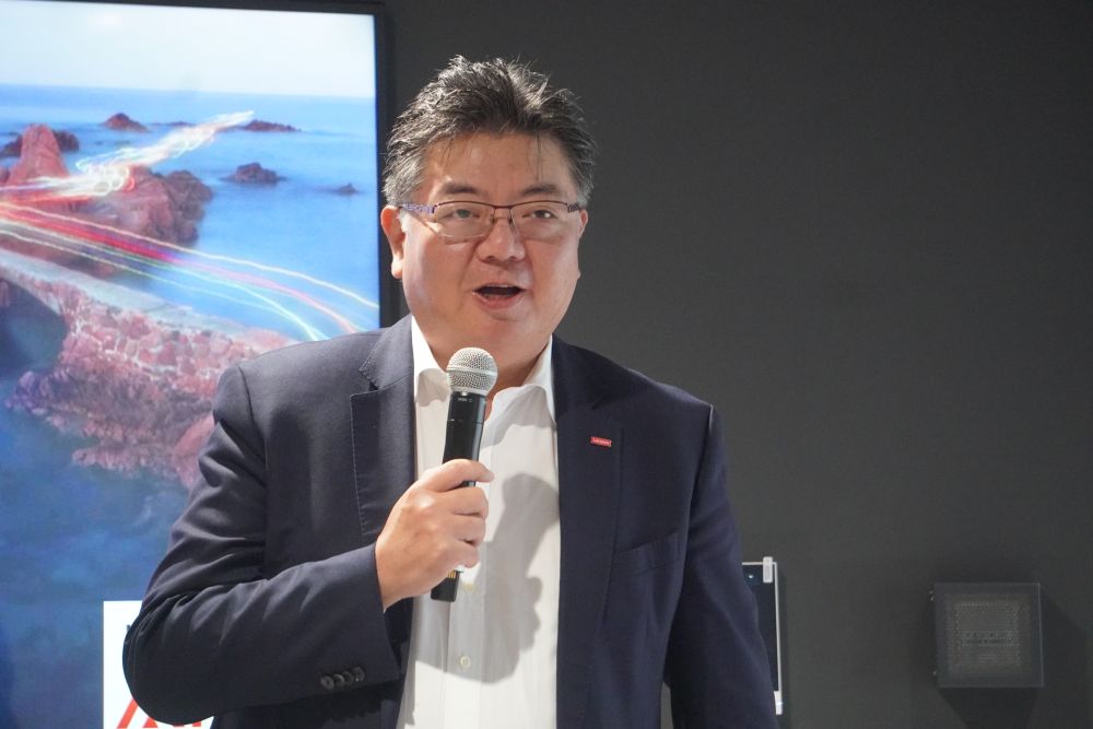 関西AI Hubの概要を説明する張社長