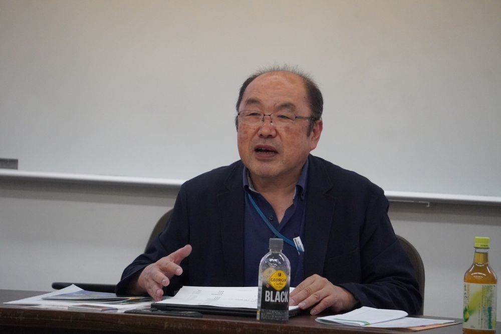 あいさつする浅野理事長
