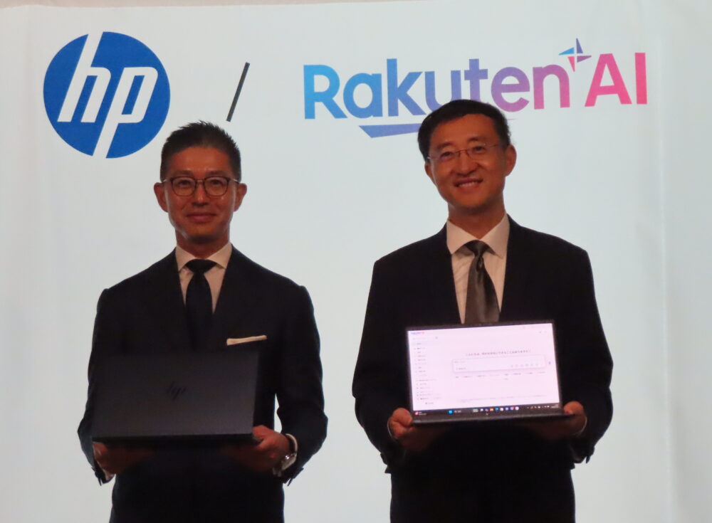 会見した日本HPの岡戸社長(左)と楽天グループのツァイ専務