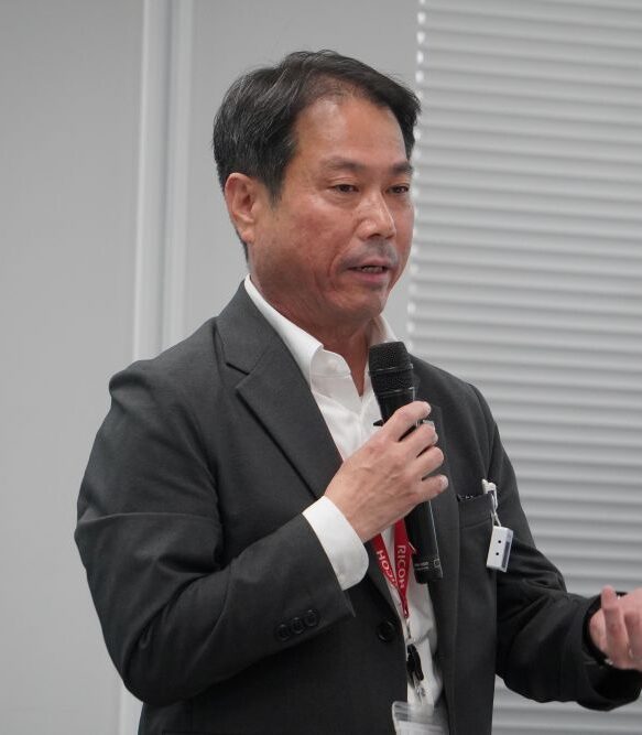 講演する前支社長