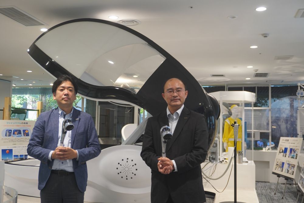 ミラブルExを発売する（右が平江副社長）