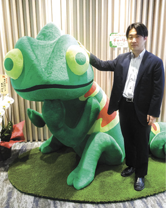 高橋社長とインターコムのキャラクター「チャーリー」