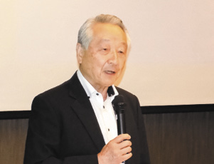 あいさつする中野会長