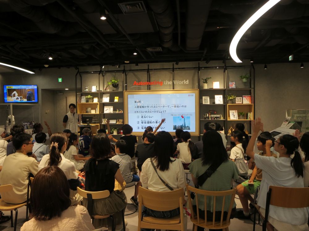 クイズを交えながら会社やFA事業について説明する担当者