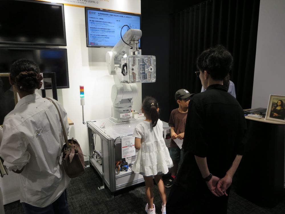 ショールーム内の見学も行われた