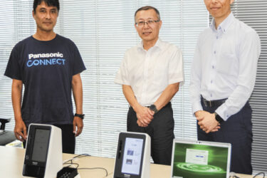 【顔認証付きカードリーダー、第2世代へ 】パナソニック コネクト、24日に新モデル 　受付の表と裏を一体で改善