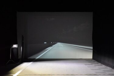 国内初、自動運転トラックと低位置道路照明の共同実証　パナソニックEWとT2