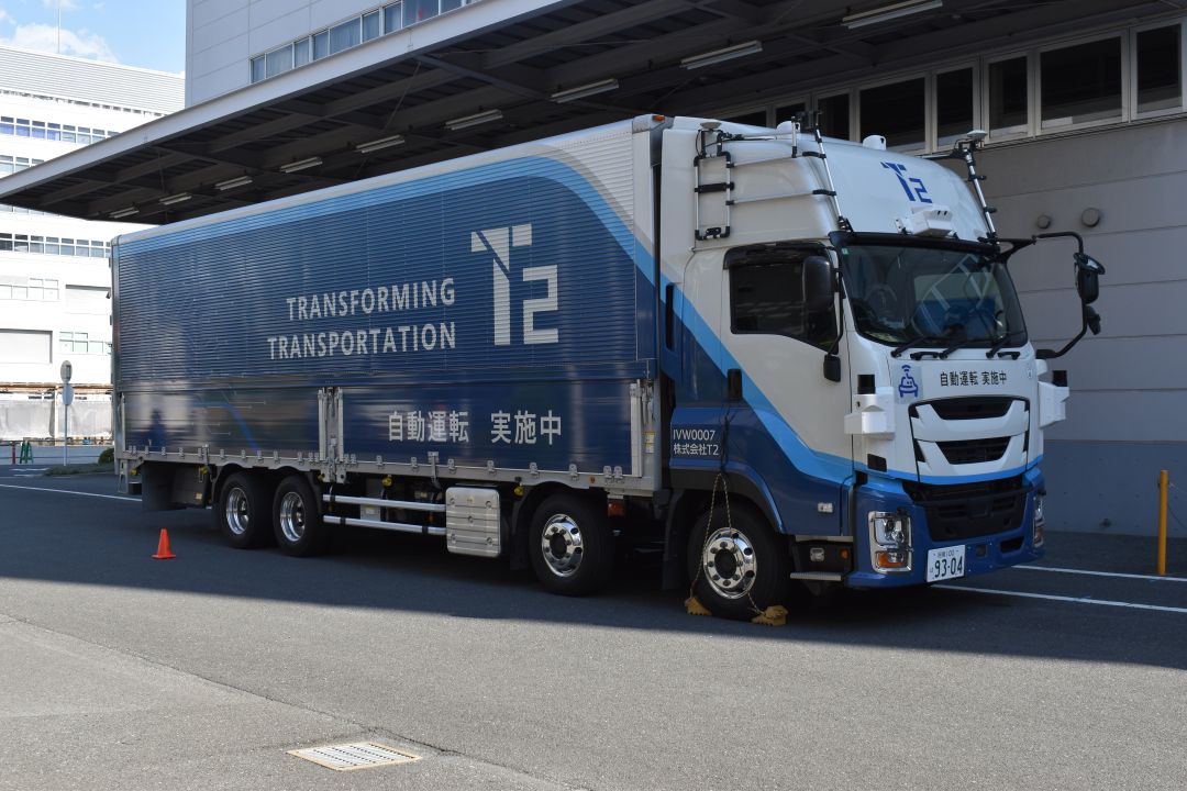 実証に用いたT2の自動運転トラック。車両に搭載したカメラをはじめ各種センサーで周辺の状況を認識した上で走行するが、高速道路に設けた照明設備との協調がより走行の安全性を高める
