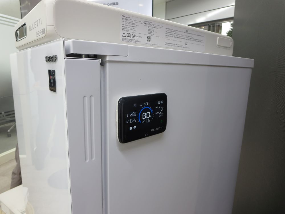 マグネット式のディスプレーで電源の状態などを確認できる