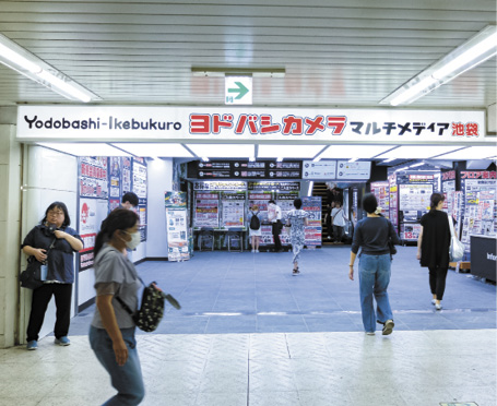 池袋駅地下のヨドバシ入り口。遠目からでも視認しやすく、多くの来訪者が吸い込まれるように入っていく