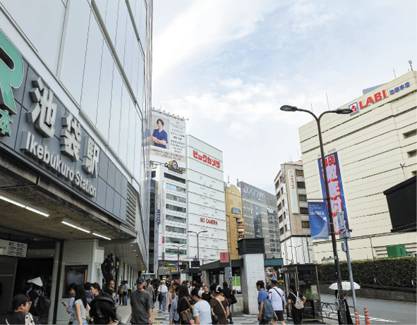 池袋駅東口北側の地上出口の目の前には、LABI池袋本店とビックカメラ池袋本店が店舗を構える。両店の来訪者にもヨドバシ開業が好影響を与えているとデータから推計された