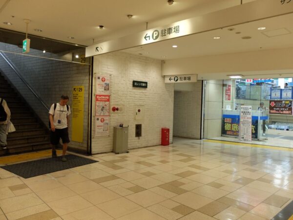 LABI池袋本店（右奥）は地下から直接入店できる。階段脇にはビックカメラが店舗マップを掲示している