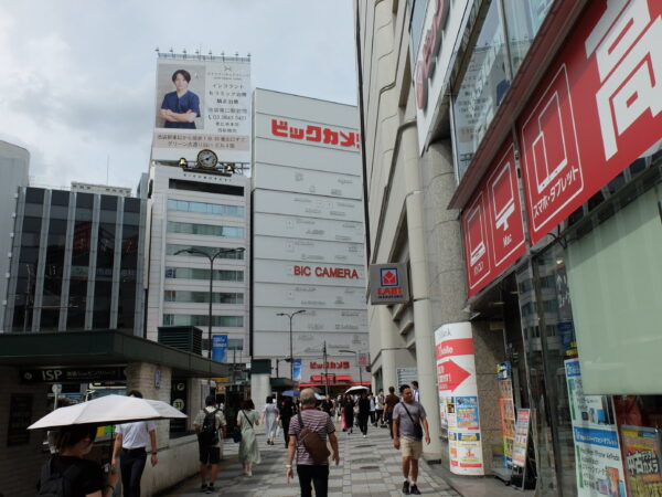 LABI池袋本店に向かうとビックカメラ池袋本店が視界に入る。交差点を渡ってすぐの立地で行き来しやすい
